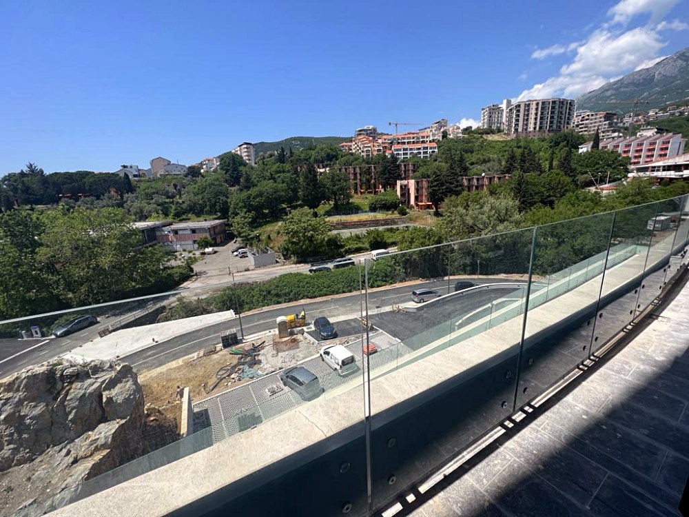 amforaproperty.com/Na prodaju jednosoban stan 37m2 sa pogledom na more u novom kompleksu Skyline Resort u Bečićima.